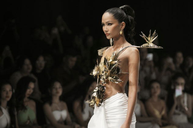 H’Hen Niê mặc nội y đúc bằng đồng, mạ vàng 24k trình diễn thời trang