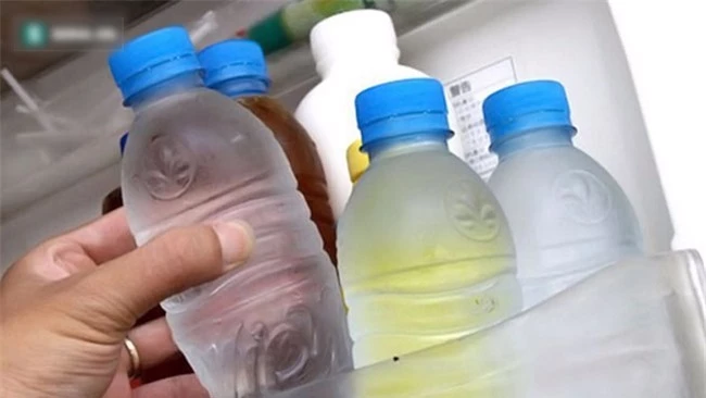 Nhiều gia đình uống nước để trong tủ lạnh kiểu này mà không biết cực kỳ độc hại - Ảnh 2.