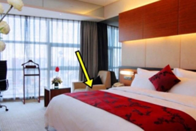 Tại sao khách sạn nào cũng để tấm khăn trải ngang giường: 90% khách hàng không biết mà sử dụng