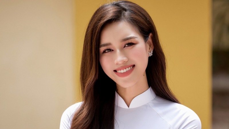 Hoa hậu Đỗ Thị Hà khoe nhan sắc trong veo với áo dài trắng trong bộ ảnh kỷ yếu