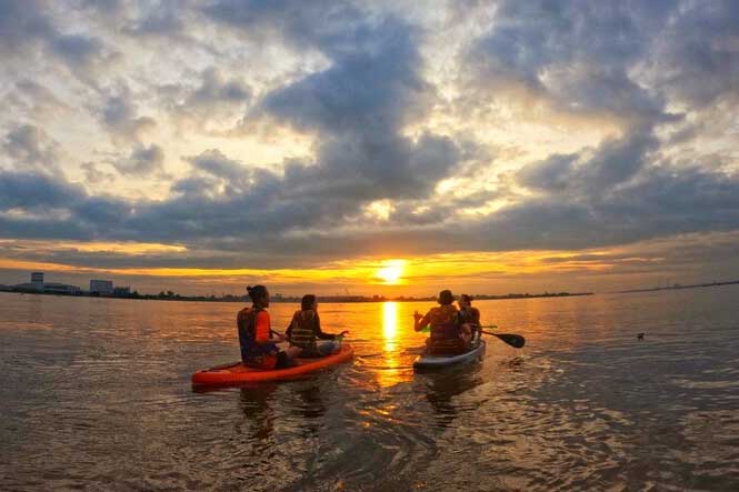 Chèo "sup" đón bình minh trên sông Hậu