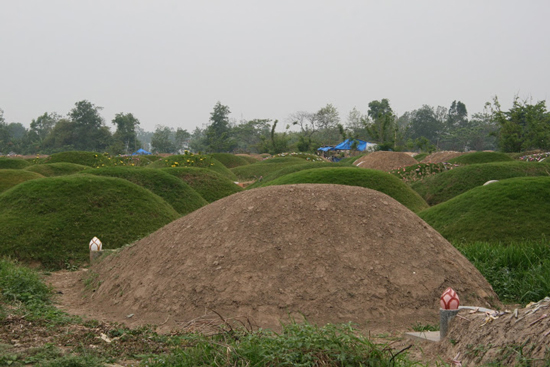 Lý do những ngôi mộ người chết đất ngày càng nhiều và to dần lên