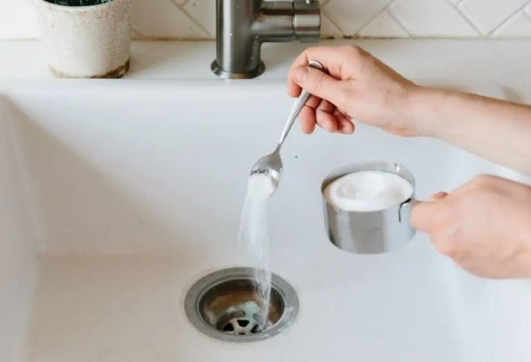 Đổ muối xuống đường ống thoát nước: Giải quyết vấn đề nhà nào cũng cần, tiết kiệm được rất nhiều tiền