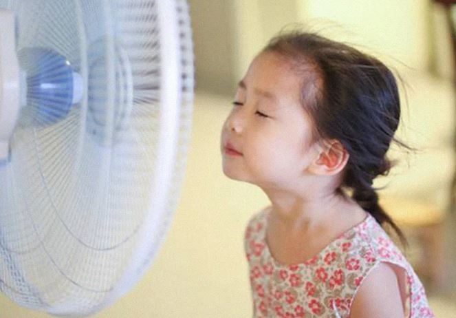 Trẻ dùng quạt và dùng điều hòa mùa nắng nóng khác nhau thế nào: Phụ huynh đặc biệt lưu ý