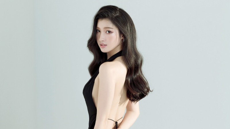 Á hậu Phương Nhi khoe vóc dáng quyến rũ trong trang phục xuyên thấu