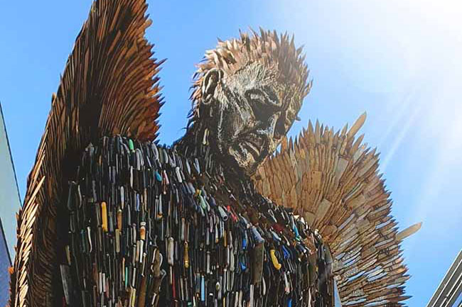 Bức tượng thiên thần ‘dữ tợn’ được làm từ 100.000 con dao