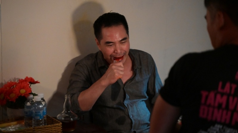 Sự thật về cảnh nhai ly rùng mình của Trung Dũng trong "Lật Mặt 6: Tấm Vé Định Mệnh"