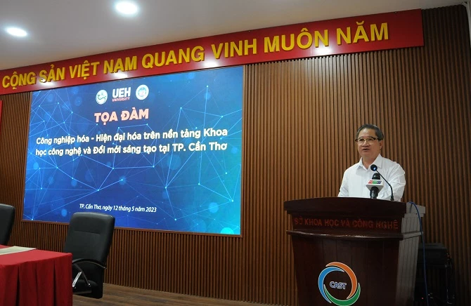 Chủ tịch UBND TP Cần Thơ Trần Việt Trường phát biểu tại buổi tọa đàm.