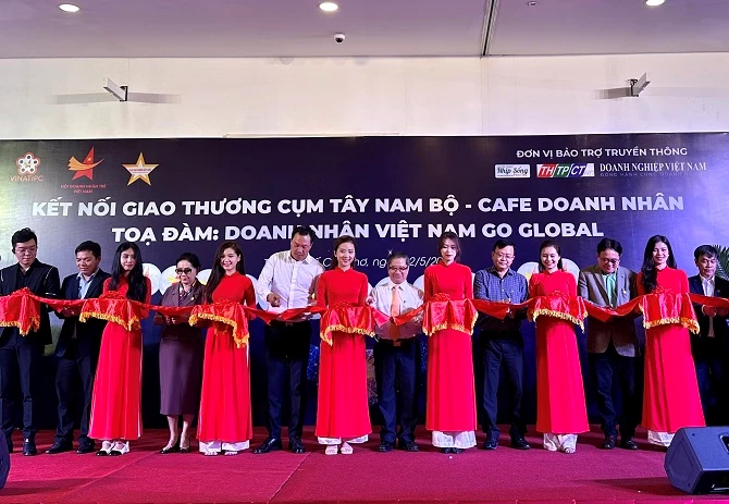 Các đại biểu cắt băng khai mạc chương trình.