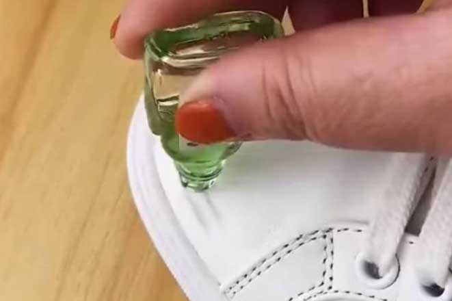 Chỉ với 1 giọt dầu gió, làm theo cách sau giày hết sạch mùi hôi