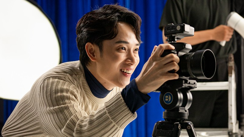 Điều gì tạo nên sức hút trong MV “Chạm gần thêm thương” của Trúc Nhân?