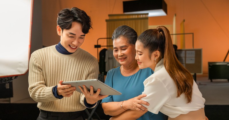 Xúc động với những "chạm nhẹ giản đơn" trong MV mới của Trúc Nhân