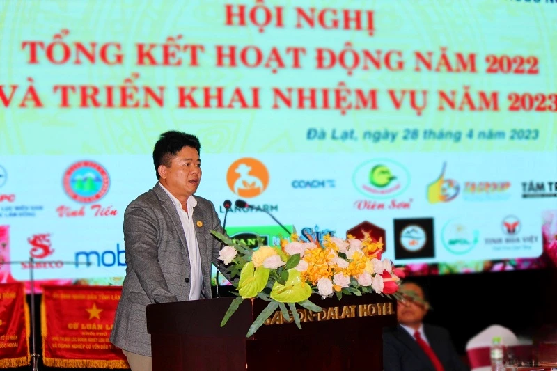 Ông Nguyễn Phục Quốc - Chủ tịch Chi hội Doanh nghiệp Lạc Dương, báo cáo tham luận tại hội nghị. 