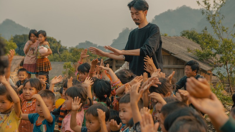 Đen ra mắt MV mới, dành tặng toàn bộ doanh thu cho dự án xây trường và nuôi các em nhỏ