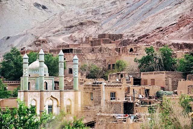 Khám phá ngôi làng bằng đất sét dưới chân núi Hỏa Diệm Sơn