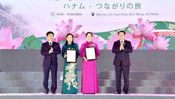 Chủ tịch Quốc hội trao quyết định công nhận 2 bảo vật quốc gia cho tỉnh Hà Nam