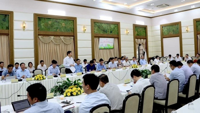 Chủ tịch UBND tỉnh Đồng Tháp Phạm Thiên Nghĩa thông tin đến đoàn công tác về nỗ lực của địa phương trong phát triển kinh tế - xã hội và nêu lên kiến nghị tại buổi làm việc.