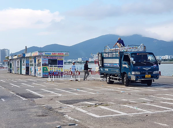Tháo dỡ, thu hồi các trang thiết bị và di dời các tàu du lịch tại cảng Sông Hàn