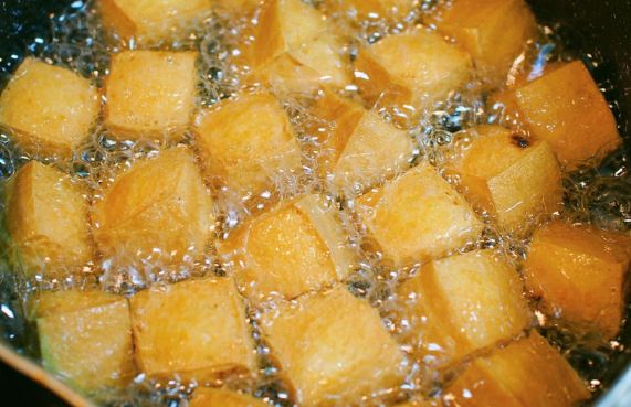 Bí quyết rán đậu không cần chảo chống dính vẫn vàng giòn, căng phồng, không vỡ nát