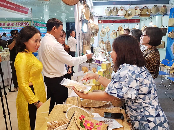 Giám đốc Sở Công Thương Đà Nẵng Lê Thị Kim Phuông tham quan gian hàng và động viên các doan nghiệp tham gia Hội chợ hàng Việt Đà Nẵng 2022