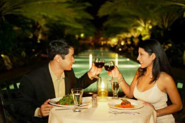 Làm gì để có thể hẹn hò và kết hôn với người giàu có?