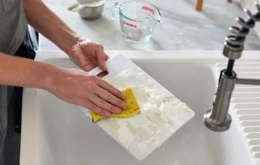 Ngâm thớt nhựa trong loại nước này, vết ố vàng, nấm mốc bong sạch lại còn diệt khuẩn cực tốt