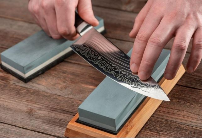 Chỉ cần một tờ giấy, dao cùn đến mấy cũng sắc lẹm: Mẹo cực hay nhưng nhiều người chưa biết