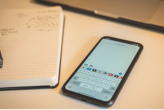 Lý do nên úp màn hình điện thoại xuống khi không sử dụng: Có lợi ích lớn mà bạn chưa biết