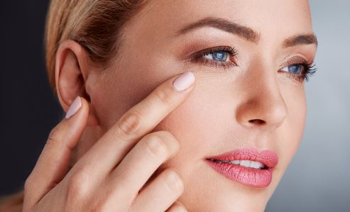 Thói quen âm thầm phá hủy đôi mắt của bạn