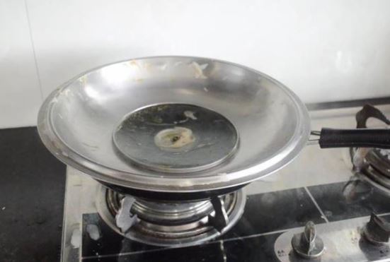 Nắp nồi dính đầy cặn bẩn dầu mỡ: Ngâm trong nước có pha thứ này, vết bẩn tự bong, không tốn công cọ rửa