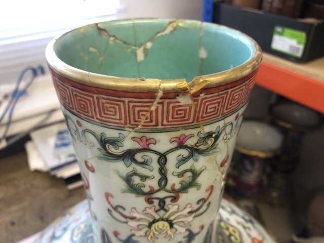 Chiếc bình vỡ trong nhà cụ bà 100 tuổi được mua với giá 14 tỷ đồng