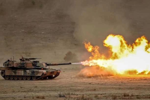 Xe tăng Abrams do Mỹ sản xuất khai hoả. Ảnh: Getty Images