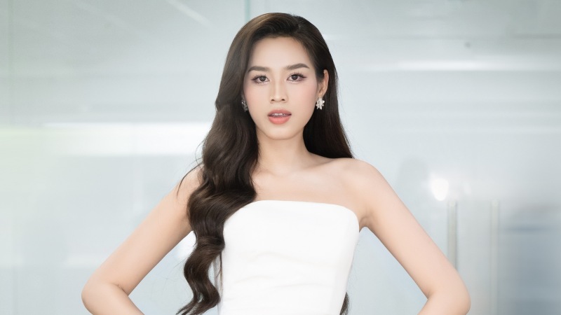 Hoa hậu Đỗ Hà khoe chân thon dài trong buổi huấn luyện thí sinh