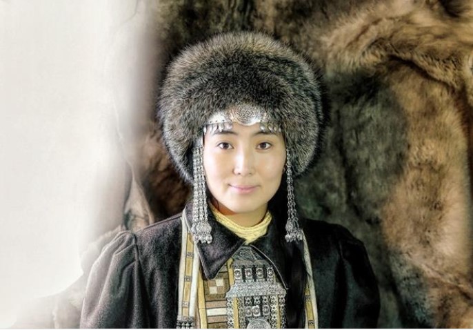 Vẻ đẹp phụ nữ bản địa Nga sống ở vùng lạnh giá nhất thế giới