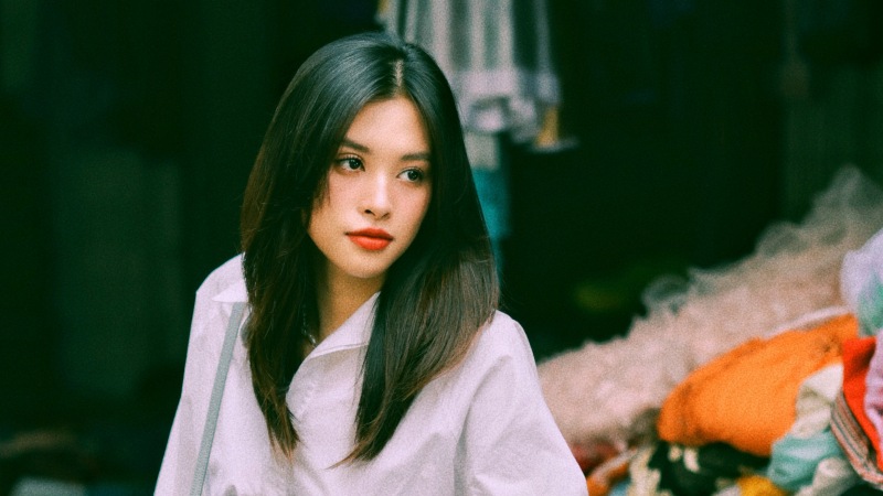 Hoa hậu Tiểu Vy tiếp tục khẳng định nhan sắc "vạn người mê" trong tạo hình thiếu nữ thập niên 90