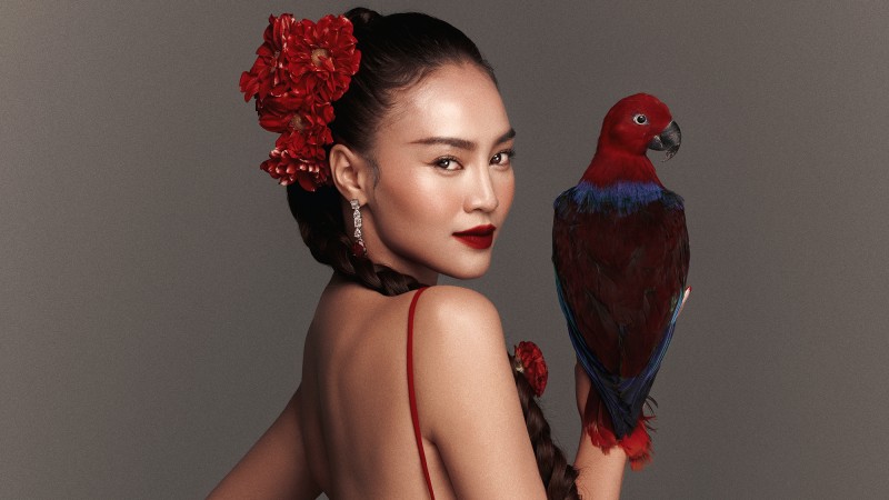 Ninh Dương Lan Ngọc khoe khéo eo thon, vai trần trong loạt trang phục màu đỏ gợi cảm