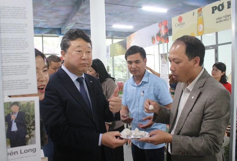 Ông Nomura - Thị trưởng thành phố Yachiyo, rất ấn tượng khi thưởng thức món cơm trắng Việt Nam chấm muối nấm hương LangBiang