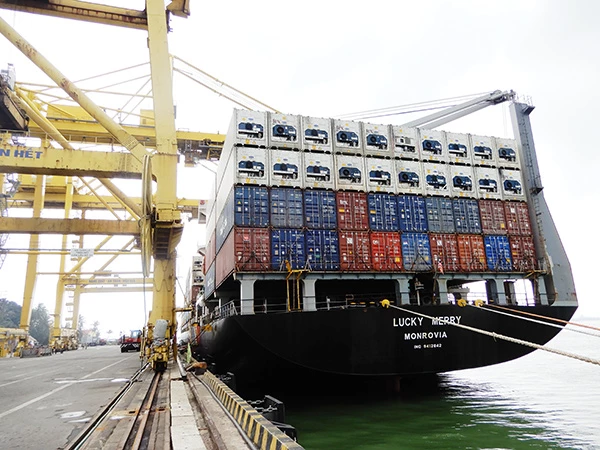 Tàu vận tải biển quốc tế cỡ lớn cập cảng Tiên Sa (Đà Nẵng)