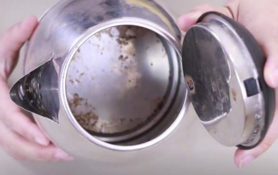 Ấm siêu tốc đóng cặn dày: Làm theo cách này, không cần thò tay cọ rửa, cặn bẩn cũng tự động bong sạch