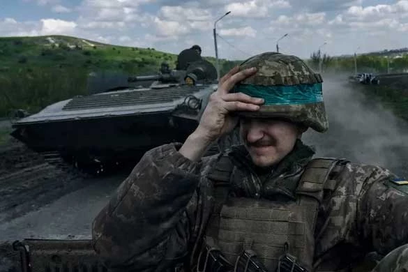 Một binh sĩ Ukraine trên xe bọc thép ngày 26/4. Ảnh: AP
