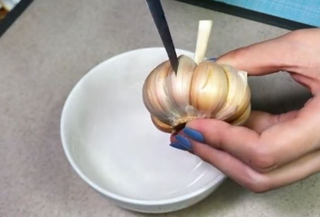 Mẹo bóc tỏi nhanh, không lo ám mùi trên tay