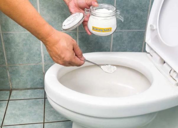 Bồn cầu dùng lâu đóng cặn vàng khè, dội thứ nước này sau 15 phút là sạch bong kin kít