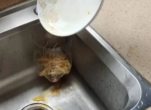 Lấy chai nhựa đặt vào bồn rửa bát: Mẹo nhỏ mang đến lợi ích lớn, không biết sẽ rất phí