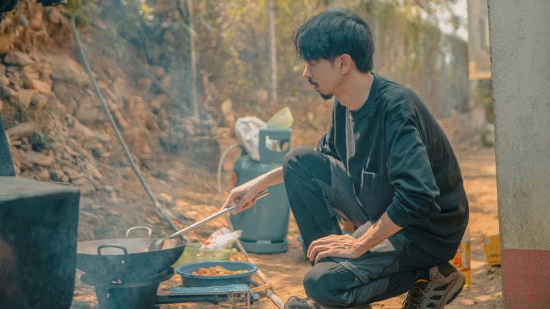 Hơn 1000 em nhỏ được nhận nuôi sau MV “Nấu Ăn Cho Em” của Đen