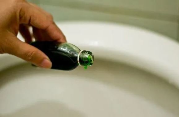 Nhỏ vài giọt dầu gió vào bồn cầu: Tuyệt chiêu cực hay, giải quyết ngay vấn đề nhà nào cũng gặp