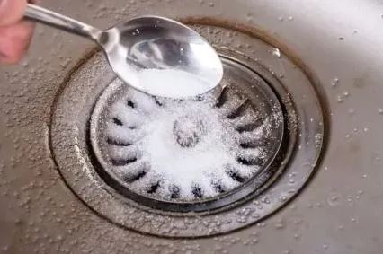 Vì sao nên đổ muối xuống đường ống thoát nước: Mẹo nhỏ mang đến lợi ích lớn, không phải ai cũng biết