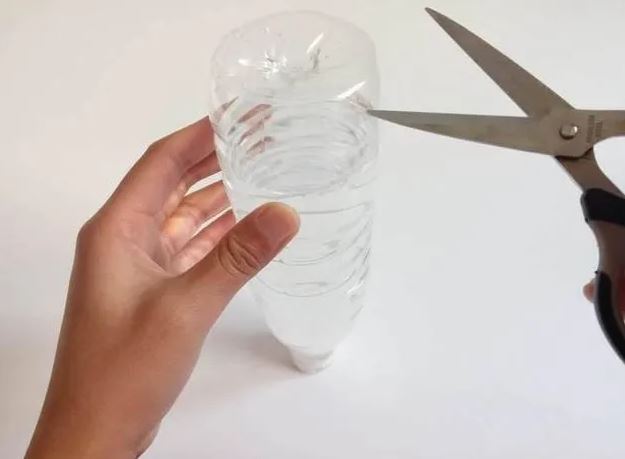 Đặt chai nhựa vào bể nước của bồn cầu, cả tháng không chùi rửa vẫn sạch sẽ, thơm tho