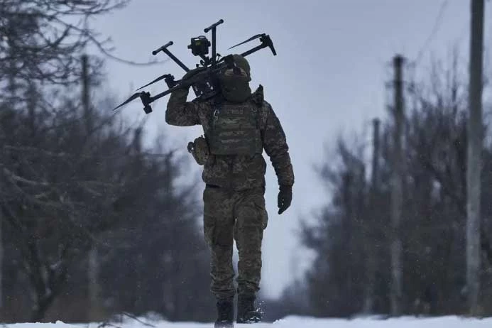 Một người lính Ukraine mang theo UAV đến gần tiền tuyến gần Avdiivka, vùng Donetsk, Ukraine ngày 17/2/2023. Ảnh: AP