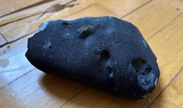 Bị 'vật thể lạ' đâm thủng mái nhà, người phụ nữ bất ngờ khi phát hiện đây là thiên thạch 5 tỷ năm tuổi