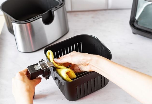 Cách rửa nồi chiên không dầu cực kỳ đơn giản, chẳng cần kỳ cọ vẫn sạch bong
